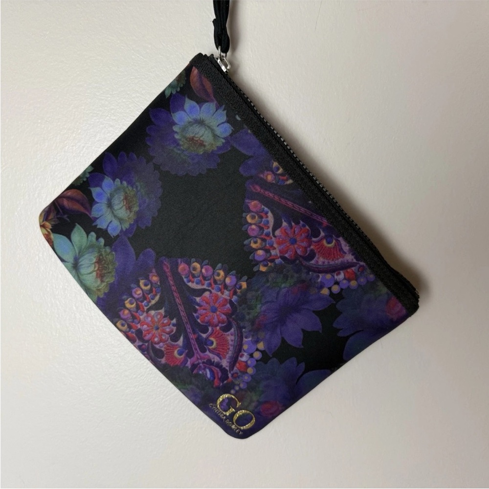 Cynthia Rowley GO Clutch Pouch Wristlet Black Floral Neoprene Zip Close 7 x 9 - Picture 2 of 7
